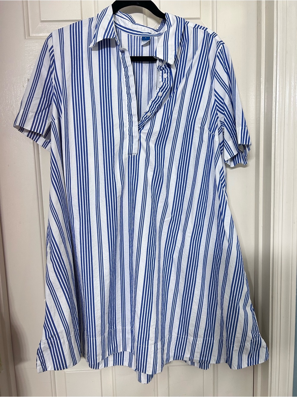 Old Navy Blue and White Vertical Stripe Button-Up Shirt size L